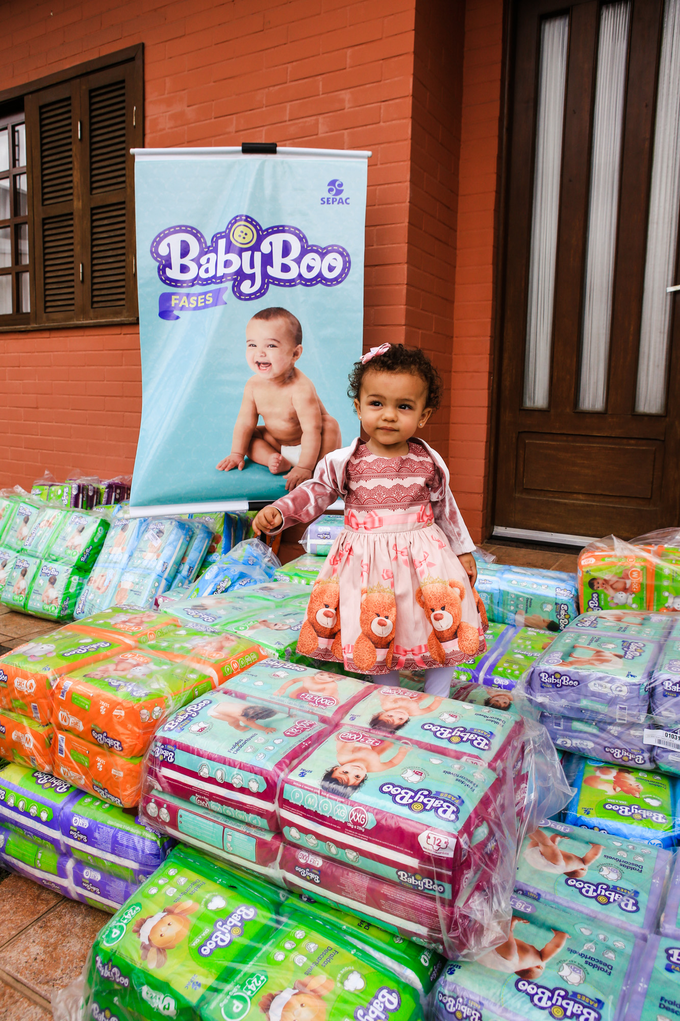 Sepac entrega ‘Uma vida de fraldas’ para família