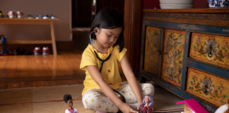 Mais bonecas, menos telas: Barbie promove os benefícios cerebrais da brincadeira