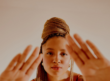 Marca de moda Água de Coco lança coleção com a Netflix