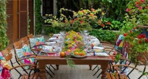 Mesa posta para o verão: 5 dicas práticas de decoração da Tok&Stok com destaques para flora brasileira