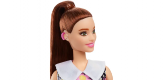 Barbie adiciona boneca com aparelho auditivo à coleção Barbie Fashionista