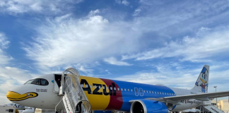 Azul revela avião do Pato Donald