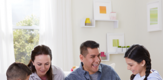 Hasbro reinventa jogo clássico com novo Jenga Maker