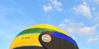 Balão no formato do capacete de Ayrton Senna homenageia tricampeão mundial de F1 em vários países