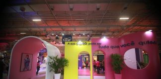 Em collab inédita com a Barbie, Tintas Coral explora a tendência Barbiecore e propõe uma arquitetura mais liberta e única por meio da cor