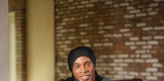 Ronaldinho Gaúcho dribla com estilo seus concorrentes com sua tenis Collection