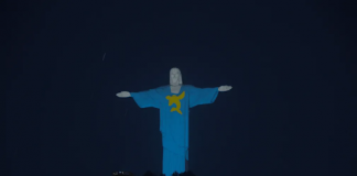 Cristo Redentor adere à ação beneficente de Luccas Neto e ‘veste’ camisa de persongem de filme