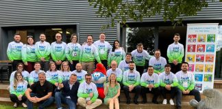 Sicredi e Smurfs renovam parceria pelo desenvolvimento sustentável