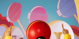 Chupa Chups e American Tourister se unem em collab de itens de viagem