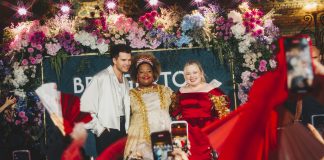 Polin caiu no funk! Nicola Coughlan e Luke Newton, estrelas de Bridgerton, vivem experiência carioca em baile funk no Theatro Municipal do Rio de Janeiro