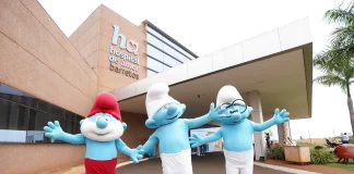 Os Smurfs visitam as crianças no Hospital de Amor