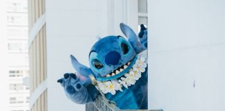 Stitch invade o Rio de Janeiro e se junta aos fãs de Lady Gaga para promover novo filme Live-Action