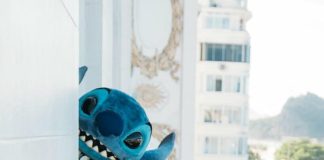 Stitch visita Lady Gaga no Copacabana Palace em ação da Disney para divulgar o novo filme