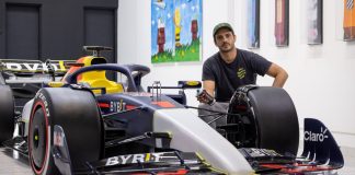 Artista brasileiro faz obra de arte em carro de F1 da Red Bull
