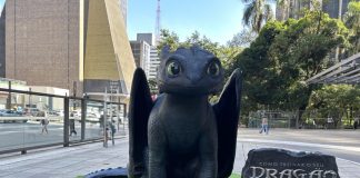 Roda Rico recebe a estátua do filme Como Treinar o seu Dragão