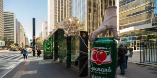 Guaraná Antarctica leva cheiro de pipoca à Avenida Paulista em ação para a nova temporada de Wandinha, série da Netflix