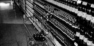 Guaraná e Netflix levam campanha inspirada em Wandinha para supermercados