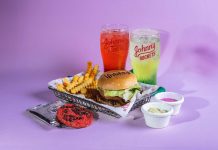 Johnny Rockets presenteia com ingressos os clientes fantasiados na temática de Wicked