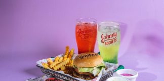 Johnny Rockets presenteia com ingressos os clientes fantasiados na temática de Wicked