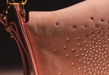 Esthera estreia collab com Swarovski em edição limitada de bolsas