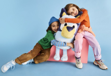 A BBC Studios renova parceria global de licenciamento para Bluey com a Moose Toys