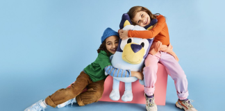 A BBC Studios renova parceria global de licenciamento para Bluey com a Moose Toys
