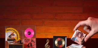 Candide transforma nostalgia do vinil em experiência em miniatura