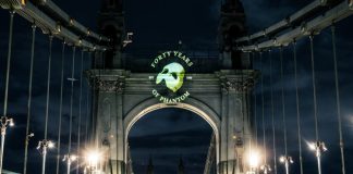 O Fantasma da Ópera celebra 40 anos com iluminação especial em cidades pelo mundo