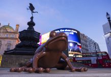 Sapo de Chocolate gigante de Harry Potter invade Londres para divulgar nova loja da franquia