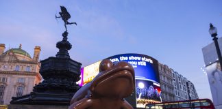 Sapo de Chocolate gigante de Harry Potter invade Londres para divulgar nova loja da franquia