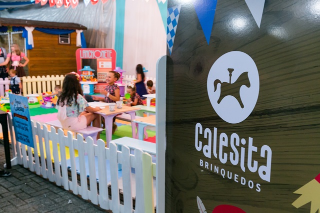 Crianças pintam casquinhas de ovos na 36ª Festa Pomerana