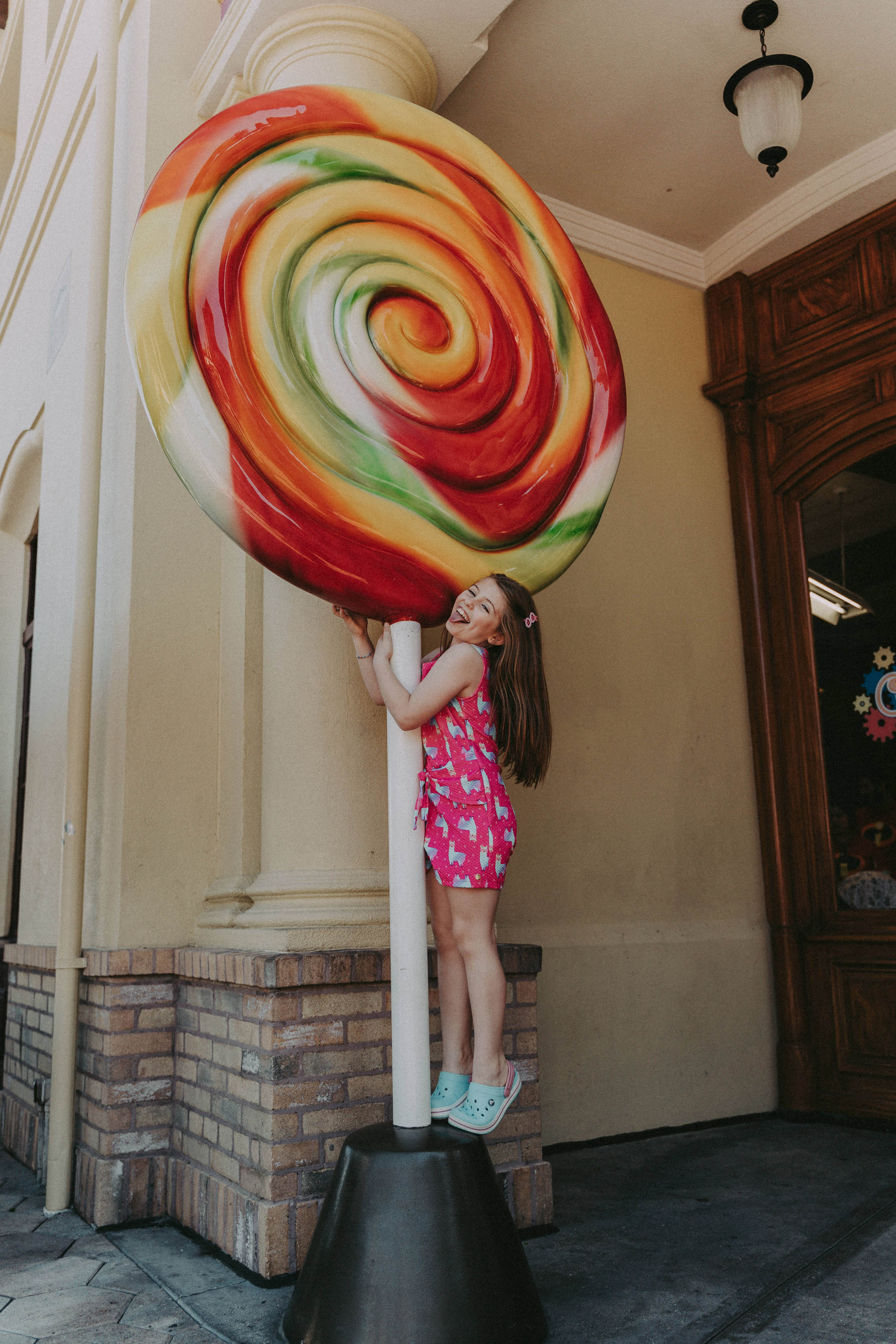 Lorena Queiroz visita parques em Orlando