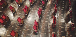 Teatro alemão remove cadeiras para manter distanciamento na plateia