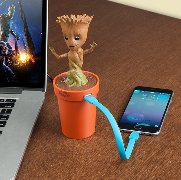 O carregador de celular do Baby Groot dança enquanto carrega seu aparelho
